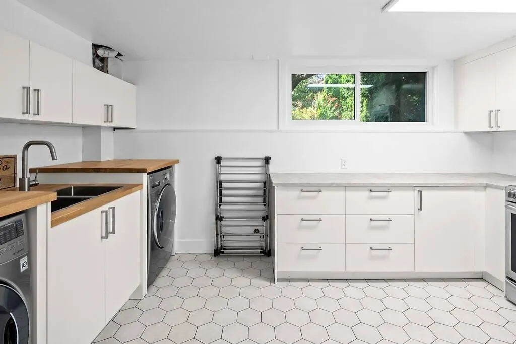 Charming Urban Retreat Villa Oak Bay Canada
