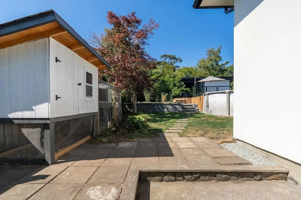 Charming Urban Retreat Villa Oak Bay