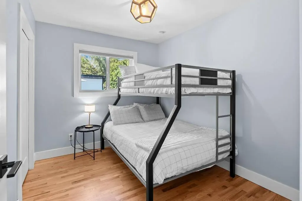 Charming Urban Retreat Villa Oak Bay
