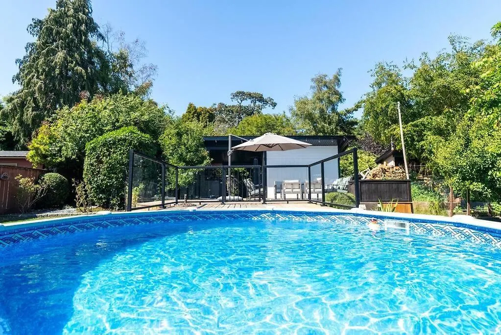 Charming Urban Retreat Villa Oak Bay