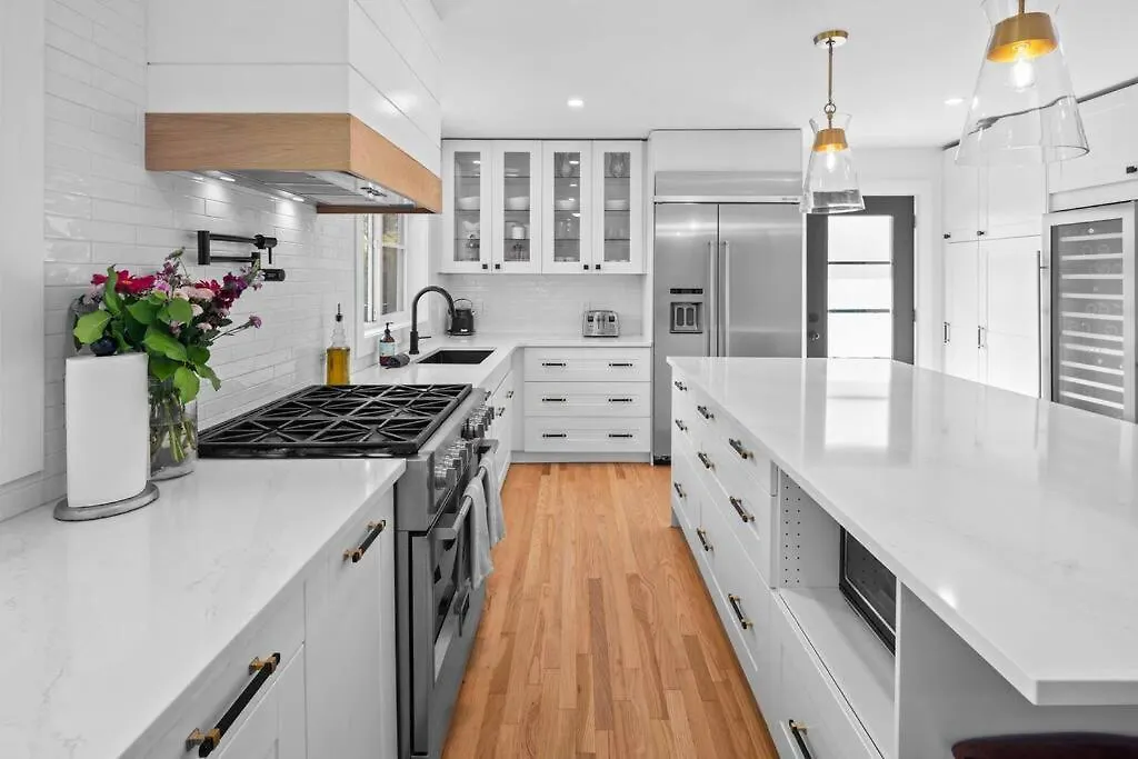 Charming Urban Retreat Villa Oak Bay