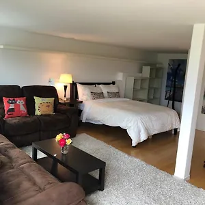 Guest house One Bedroom Near Hillside Mall, Oak Bay